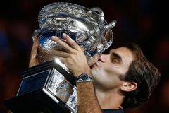 Federer v souboji legend přehrál Nadala a vyhrál osmnáctý grandslamový turnaj