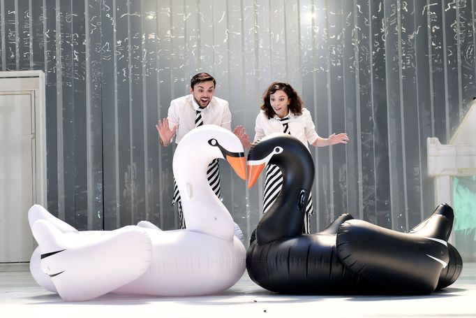 Mathias Deneux jako Monsieur Palačinka a Morgane Lanouse jako Mademoiselle Palačinka při zkoušce.