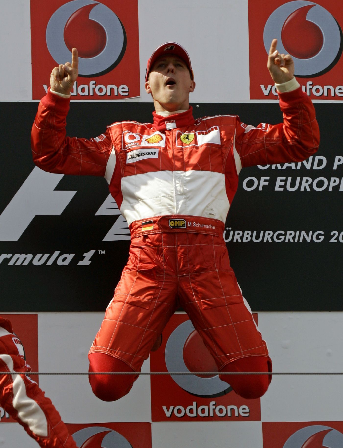 Michael Schumacher z Ferrari slaví vítězství v GP Evropy na Nürburgringu v roce 2006