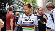 A za chvíli se obejvuje i osobně. Slovák Peter Sagan přitahuje ohromnou pozornost fanoušků a téměř nepřetržitě řeší prosby o podpis nebo společnou fotografii.