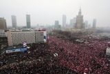 "Ve stínu krajní pravice", píše o oslavném pochodu polský list Gazeta Wyborcza. "200 tisíc lidí v ulicích Varšavy, mezi nimi neonacisté," stojí zase na webu listu Rzeczpospolita.