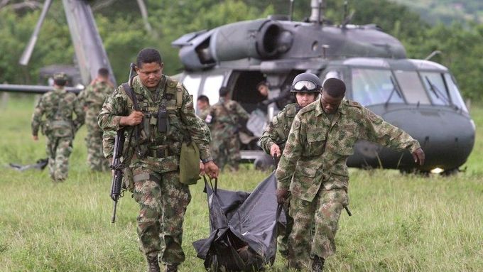 Uribe guerillám doposud odmítal ustupovat. Vojáci nesou tělo mrtvého bojovníka FARC, 26.10.2007