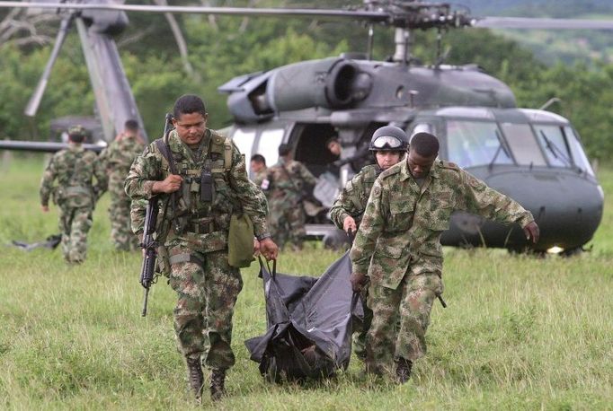 Uribe guerillám doposud odmítal ustupovat. Vojáci nesou tělo mrtvého bojovníka FARC, 26.10.2007