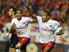 Nigel de Jong z Hamburku (vpravo) slaví spolu s Paolo Guerrerem svůj gól na hřišti Osasuny Pamplona.