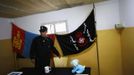 Ariunbold, a leader of the Mongolian neo-Nazi group Tsagaan Khass, arrives at the group's headquarters in Ulan Bator June 24, 2013. The group has rebranded itself as an environmentalist organisation fighting pollution by foreign-owned mines, seeking legitimacy as it sends Swastika-wearing members to check mining permits. Over the past years, ultra-nationalist groups have expanded in the country and among those garnering attention is Tsagaan Khass, which has recently shifted its focus from activities such as attacks on women it accuses of consorting with foreign men to environmental issues, with the stated goal of protecting Mongolia from foreign mining interests. This ultra-nationalist group was founded in the 1990s and currently has 100-plus members. Picture taken June 24, 2013. REUTERS/Carlos Barria (MONGOLIA - Tags: POLITICS ENVIRONMENT BUSINESS SOCIETY EMPLOYMENT) ATTENTION EDITORS: PICTURE 16 OF 25 FOR PACKAGE 'MONGOLIA'S ENVIRONMENTAL NEO-NAZIS'. TO FIND ALL IMAGES SEARCH 'TSAGAAN KHASS' Published: Čec. 2, 2013, 9:58 dop.