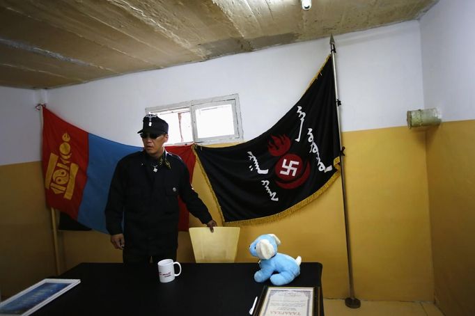 Ariunbold, a leader of the Mongolian neo-Nazi group Tsagaan Khass, arrives at the group's headquarters in Ulan Bator June 24, 2013. The group has rebranded itself as an environmentalist organisation fighting pollution by foreign-owned mines, seeking legitimacy as it sends Swastika-wearing members to check mining permits. Over the past years, ultra-nationalist groups have expanded in the country and among those garnering attention is Tsagaan Khass, which has recently shifted its focus from activities such as attacks on women it accuses of consorting with foreign men to environmental issues, with the stated goal of protecting Mongolia from foreign mining interests. This ultra-nationalist group was founded in the 1990s and currently has 100-plus members. Picture taken June 24, 2013. REUTERS/Carlos Barria (MONGOLIA - Tags: POLITICS ENVIRONMENT BUSINESS SOCIETY EMPLOYMENT) ATTENTION EDITORS: PICTURE 16 OF 25 FOR PACKAGE 'MONGOLIA'S ENVIRONMENTAL NEO-NAZIS'. TO FIND ALL IMAGES SEARCH 'TSAGAAN KHASS' Published: Čec. 2, 2013, 9:58 dop.