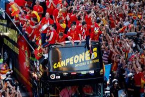 Fotbalové hrdiny vítaly ve Španělsku statisíce lidí. Oslavy nebraly konce