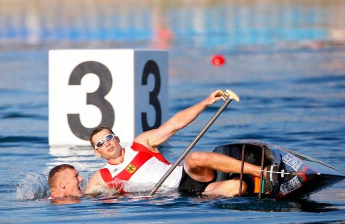 RYCHLOSTNÍ KANOISTIKA I takhle končí rychlostní kanoistika, když je vůle silnější než stabilita... Němec Christian Gille už je ve vodě, týmový kolega Thomasz Wylenzek tam brzy skončí. Závod double kanoí C2 na 1000 metrů.