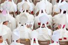 Vatikán na pranýři. Kardinálové podle novinářů obírali chudé, aby si zajistili luxusní život