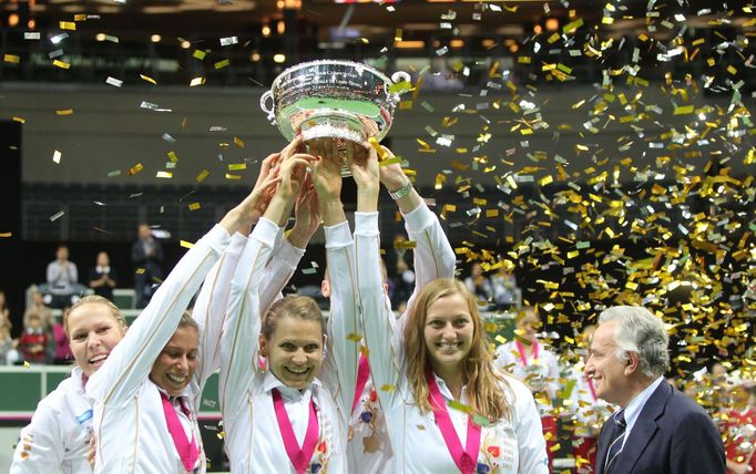 České tenistky slaví vítězství ve Fed Cupu 2012 nad Srbkami.