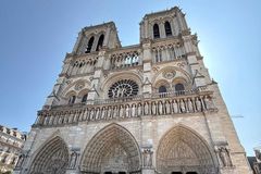 Na úplnou rekonstrukci katedrály Notre-Dame v Paříži se nevybralo dost peněz