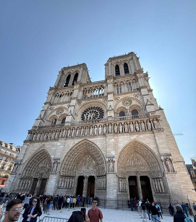 Fasády katedrály Notre-Dame v Paříži z jara tohoto roku.