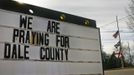 A sign in support of the victim and flags flying at half staff in Newton, near Midland City, Alabama February 1, 2013. Residents in a rural Alabama town prayed on Friday and called for the release of a 5-year-old boy being held captive for a fourth day by a man accused of shooting a school bus driver and then taking the child hostage. REUTERS/Phil Sears (UNITED STATES - Tags: CRIME LAW) Published: Úno. 1, 2013, 9:32 odp.