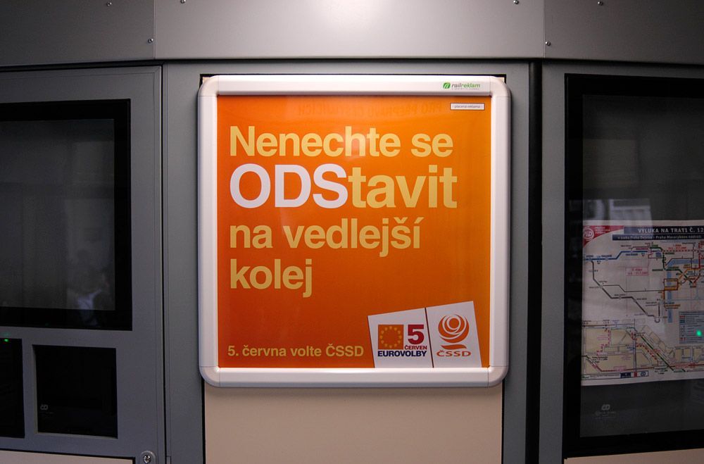 ČSSD - vedlejší kolej - reklama ve vlaku