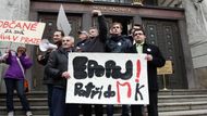 Demonstrace se zúčastnilo i politické hnutí Pražané za svá práva. Jeho předseda Karel Berka svolává demonstranty, aby obsadili schodiště před vstupem do magistrátu.