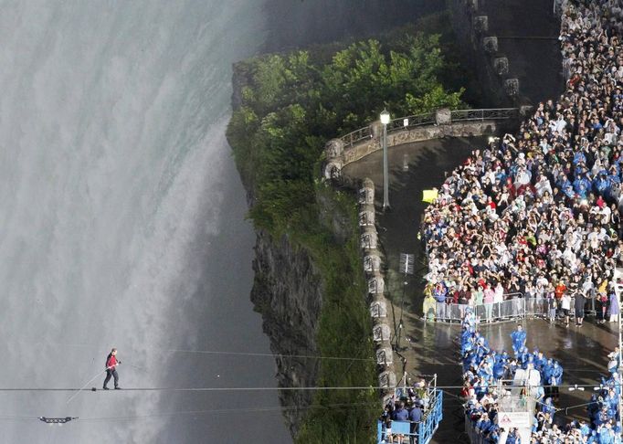 Kaskadér Nik Wallenda přešel po laně Niagarské vodopády.