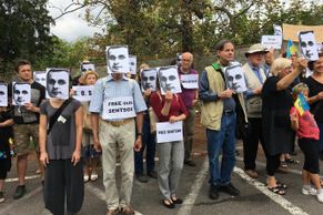 Demonstranti protestovali proti věznění Sencova, hladovku připomněli tichem