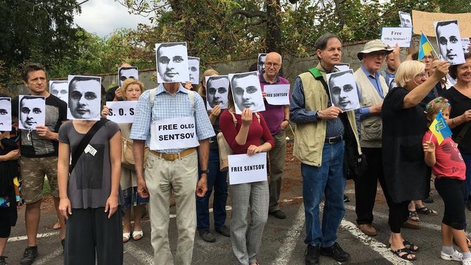 Padesát lidí protestovalo před ruskou ambasádou. Chtějí svobodu pro režiséra Sencova.