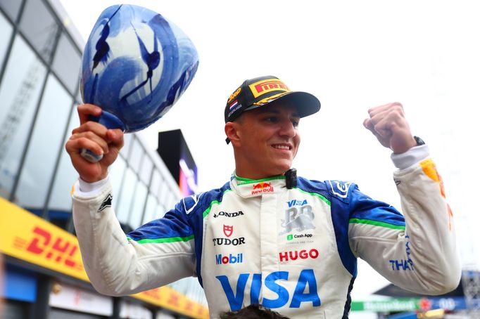 Isack Hadjar, Racing Bulls slaví třetí místo ve VC Nizozemska F1 2025 s rozbitou trofejí
