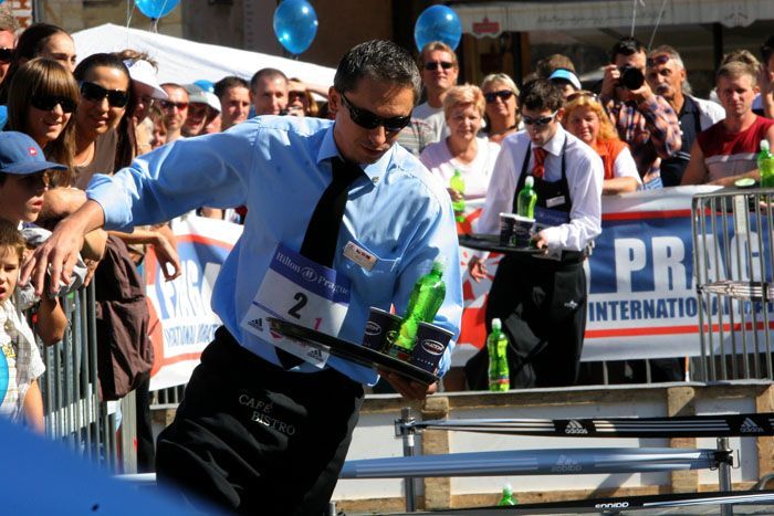 Běžci a běžkyně v ulicích Prahy