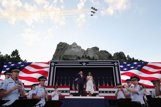 Americký prezident Donald Trump pod horou Mount Rushmore s obřím sousoším bývalých prezidentů USA.