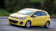 Malý hatchback Kia Rio už se začal prodávat v nové generaci, jejíž základní cena čtvrt milionu výrazně přesahuje. Zároveň se ale doprodává starší provedení (na snímku), které naše požadavky za 249 980 korun splňuje se čtyřválcovým benzinovým motorem o objemu 1,25 l. Pozor, snímek je ilustrační a stejně jako u většiny ostatních vozů nezobrazuje právě verzi za udávanou cenu, ale většinou lépe vybavené a dražší provedení.