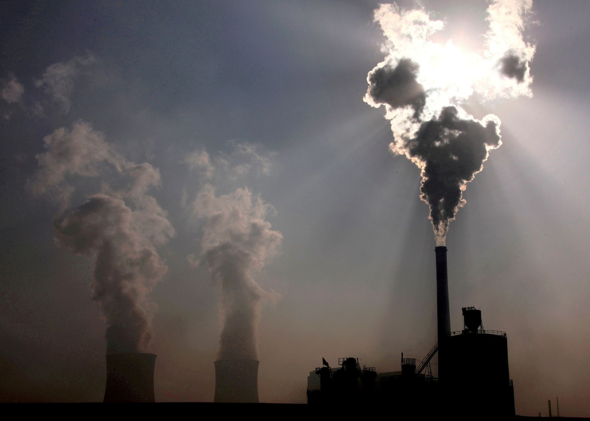 Uhelná elektrárna v provincii Vnitřní Mongolsko na severu Číny. Vláda Číny chce začít snižovat závilost země na uhlí v roce 2026.