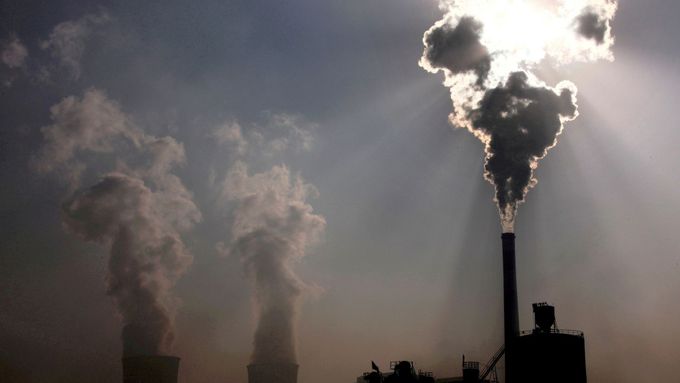 Uhelná elektrárna v provincii Vnitřní Mongolsko na severu Číny. Vláda Číny chce začít snižovat závislost země na uhlí v roce 2026.