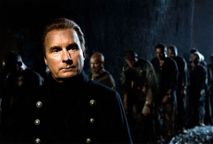 Michel Bouquet jako policejní inspektor Javert v Hosseinově filmu Bídníci.