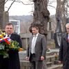 Zeman položil květiny na hrob Václava Havla