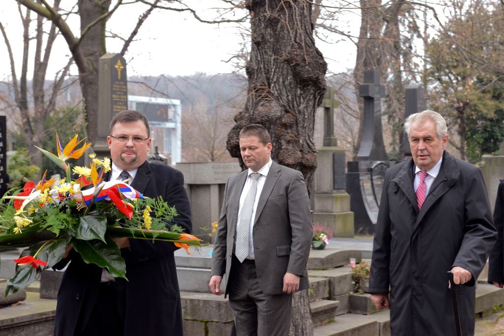Zeman položil květiny na hrob Václava Havla