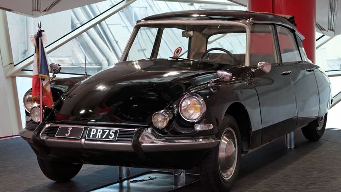 Obklopený květinami byl před 60 lety v Paříži exemplář Citroënu DS