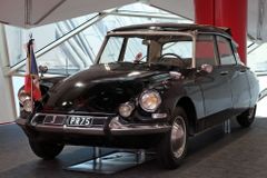 Bohyně od Citroënu slaví šedesátiny. Model DS proslavily i filmy s Fantomasem
