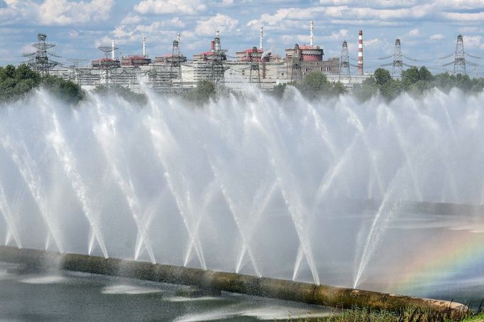 Voda tryskající z potrubí vedoucího do chladicích věží tvoří součást systému základní užitkové vody (ESWS) v Záporožské jaderné elektrárně.