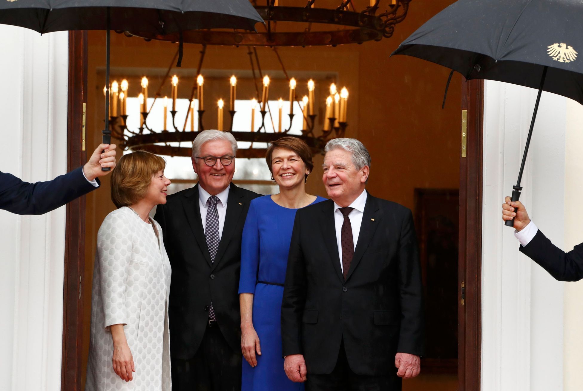 Frank-Walter Steinmeier s manželkou a Joachim Gauck se svou partnerkou.