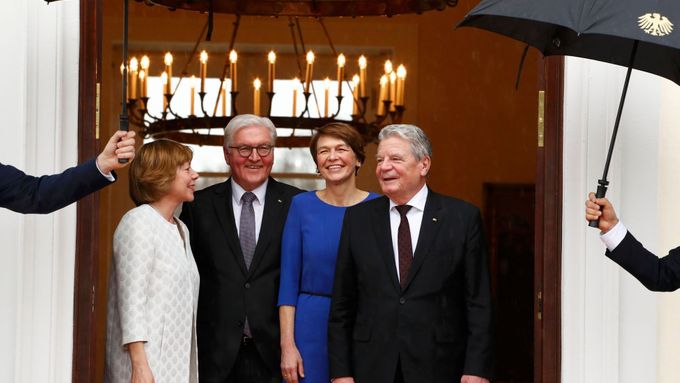 Frank-Walter Steinmeier s manželkou a Joachim Gauck se svou partnerkou.