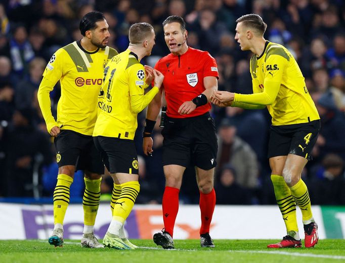 Fotbalisté Borussie se na sudího Makkelieho sesypali jako vosy