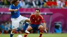 Ital Andrea Pirlo a Španěl Xavi Hernández spolu bojují v duelu skupiny C na Euru 2012