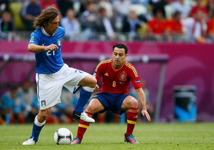 Ital Andrea Pirlo a Španěl Xavi Hernández spolu bojují v duelu skupiny C na Euru 2012