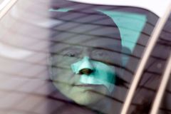 Lékaři pustili Berlusconiho domů, rozbitá ústa ale bolí