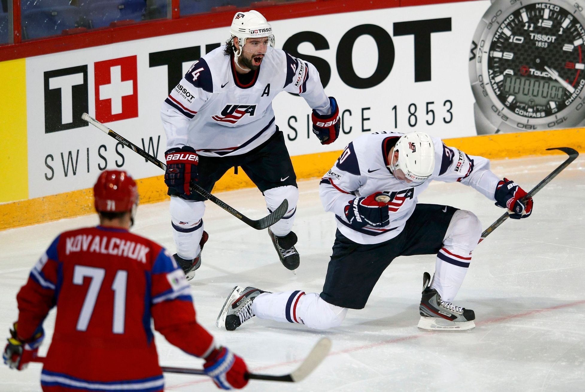 Hokej, MS 2013, USA - Rusko: Nate Thompson a Ryan Carter (vpravo) slaví gól