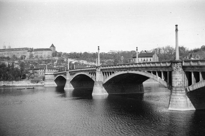 Mánesův most na snímku z roku 1948.