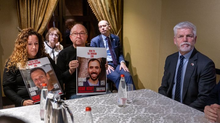 Pavel se setkal s rodinami rukojmích. Prosily ho, aby zajatce pomohl osvobodit