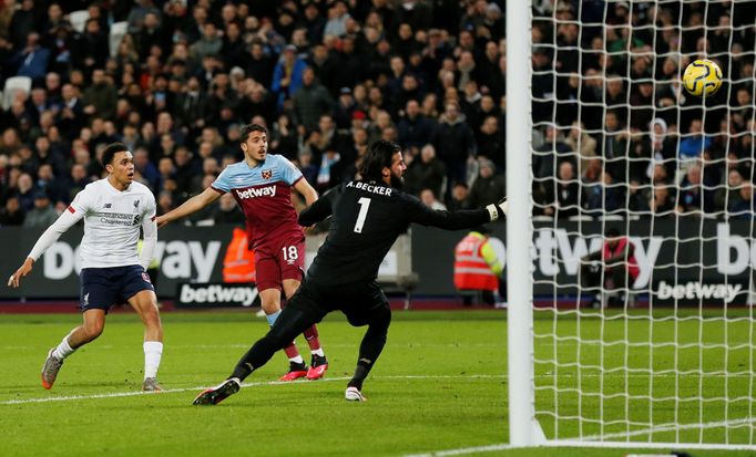 Soccer Football - Premier League - West Ham United v Liverpool - London Stadium, London, Britain - January 29, 2020   West Ham United's Pablo Fornals misses a chance to s