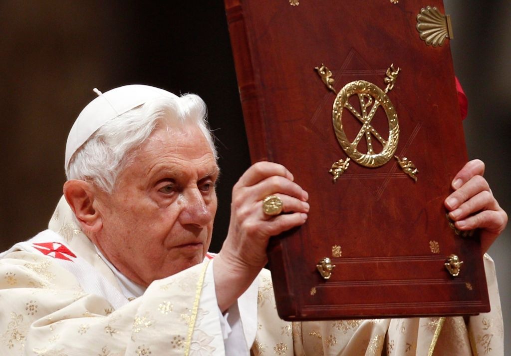 Papež Benedikt XVI. během noční mše ve Vatíkánu