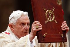 Šok, smutek a úcta. První reakce na papežův odchod