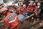 3. srpna - Zemětřesení o síle 6,1 stupně zasáhlo jihočínskou provincii Jün-nan a vyžádalo si na 700 obětí a přes 3100 zraněných.