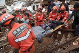 3. srpna - Zemětřesení o síle 6,1 stupně zasáhlo jihočínskou provincii Jün-nan a vyžádalo si na 700 obětí a přes 3100 zraněných.