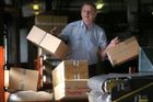 Doručování balíků mimo pracovní dobu netáhne, tvrdí firmy. Češi si nechtějí připlácet