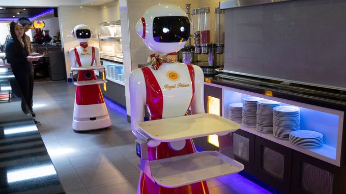 V nizozemské restauraci obsluhují hosty roboti.